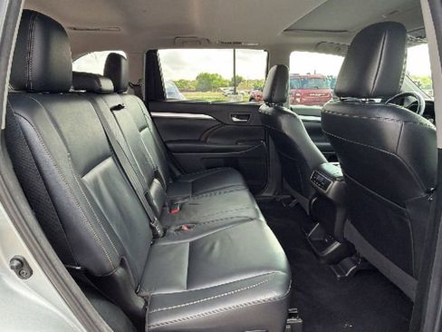 Used 2018 Toyota Highlander XLE image 38