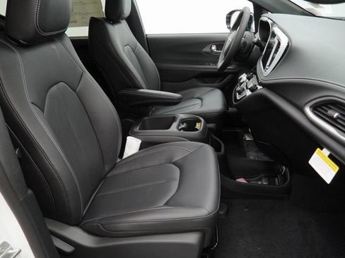 New 2026 Chrysler Pacifica Select FWD image 31