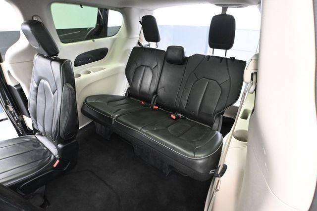 Used 2018 Chrysler Pacifica Limited FWD image 35