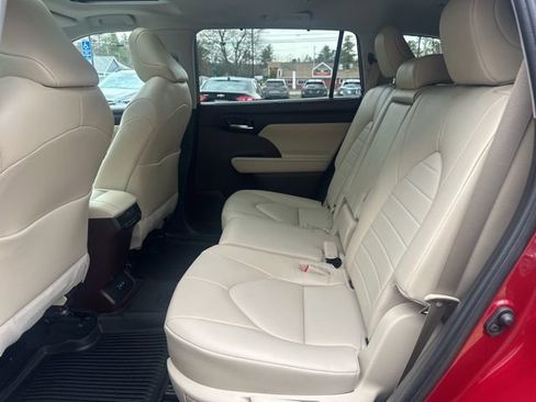Used 2022 Toyota Highlander XLE image 29