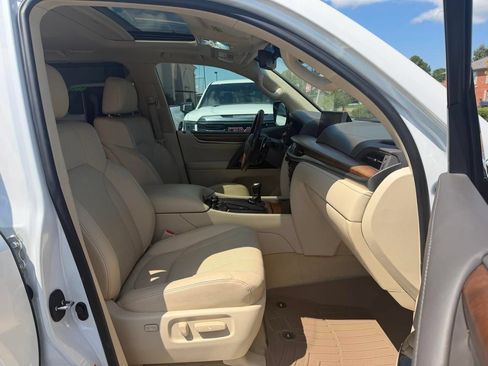 Used 2019 Lexus LX 570 4WD w/ Luxury Package image 7
