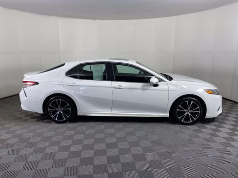 Used 2018 Toyota Camry SE w/ Moonroof Package FWD image 5