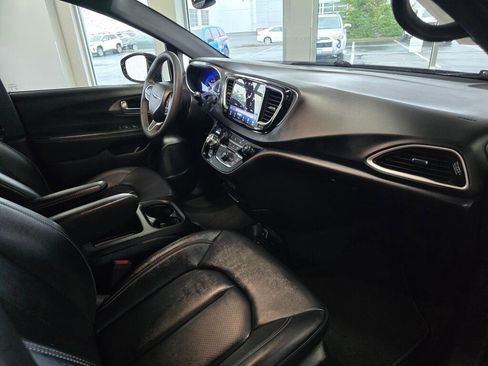 Used 2025 Chrysler Pacifica Select image 42