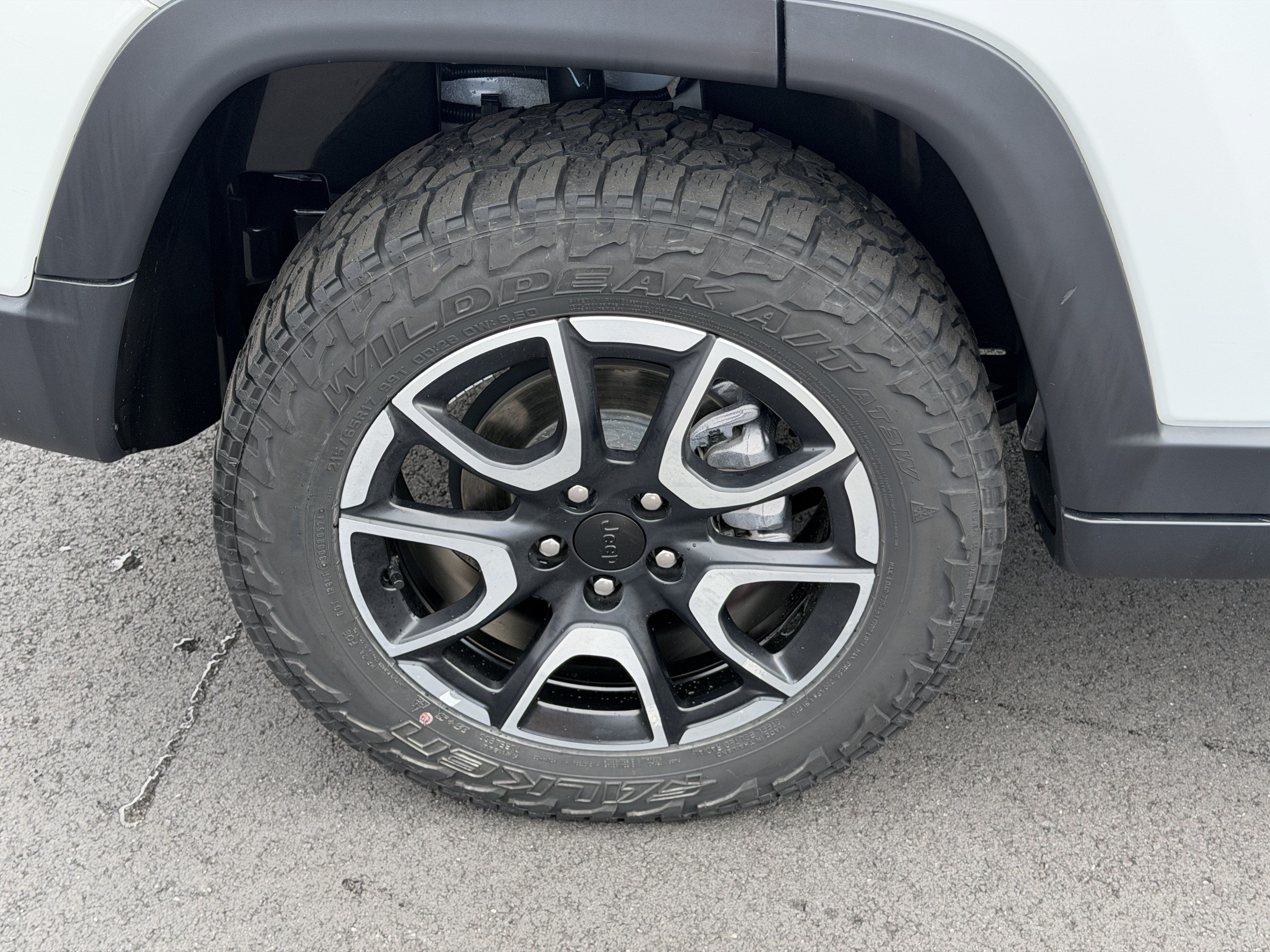 Used 2024 Jeep Compass Trailhawk AWD/4WD image 17