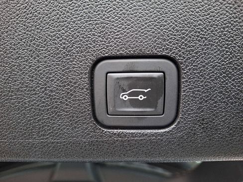 Used 2025 Cadillac XT6 Luxury image 29