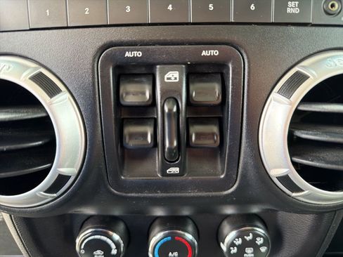 Used 2015 Jeep Wrangler Unlimited Sahara w/ Connectivity Group AWD/4WD image 31