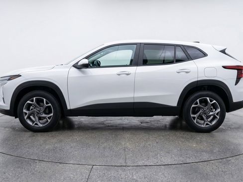Used 2025 Chevrolet Trax LT w/ LT Convenience Package FWD image 5