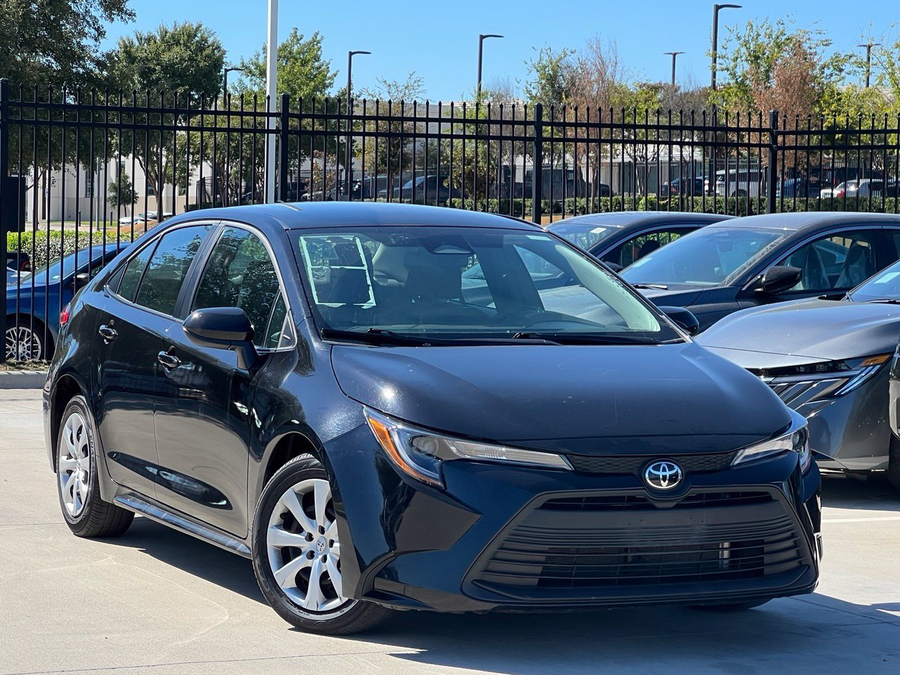 Used 2025 Toyota Corolla LE FWD image 2