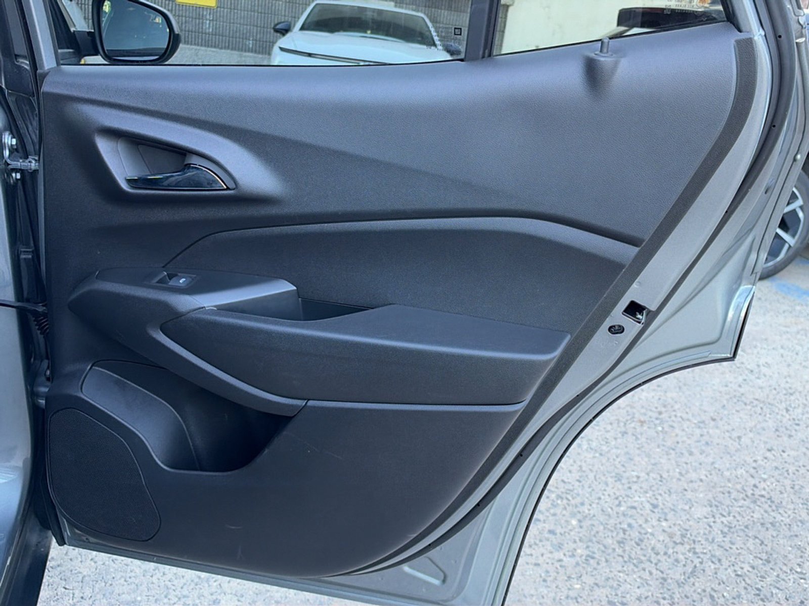 Used 2025 Chevrolet Trax RS w/ Sunroof Package FWD image 22