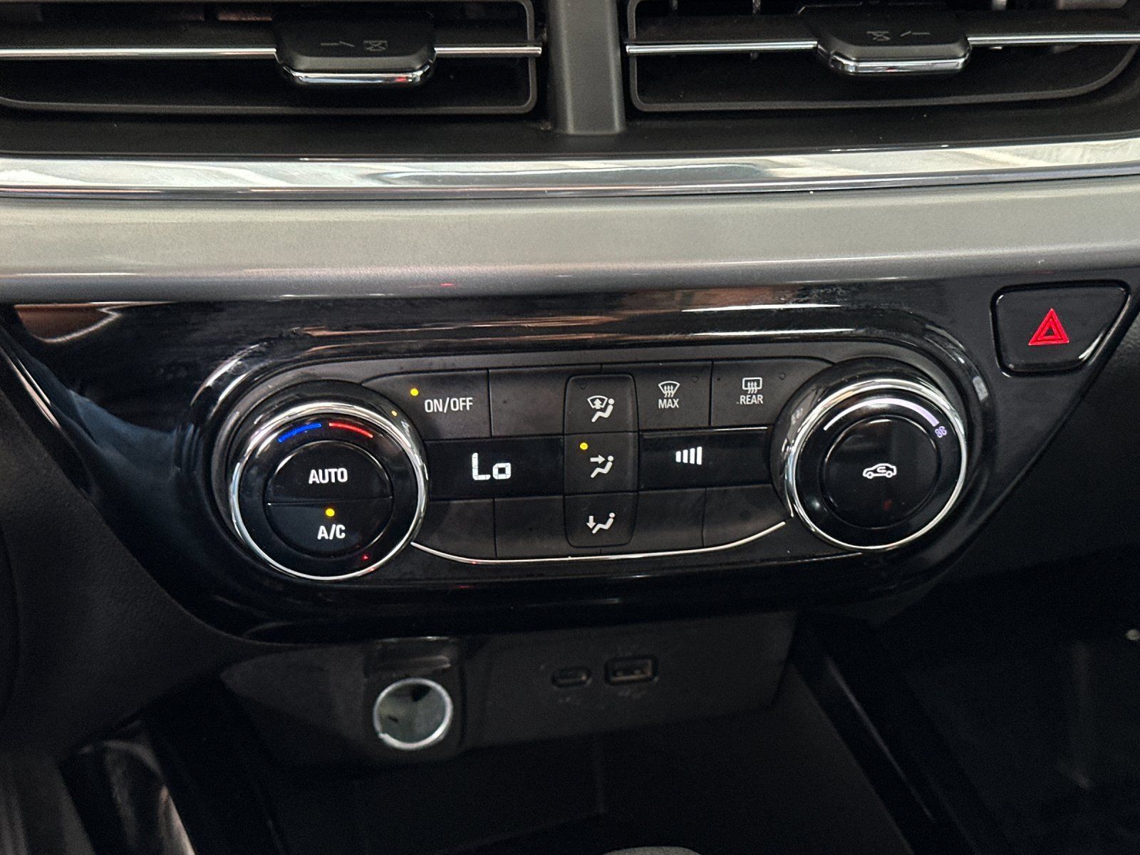 Used 2025 Chevrolet Trax LT FWD image 18
