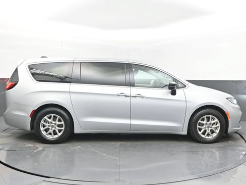 Used 2024 Chrysler Pacifica Touring-L FWD image 10