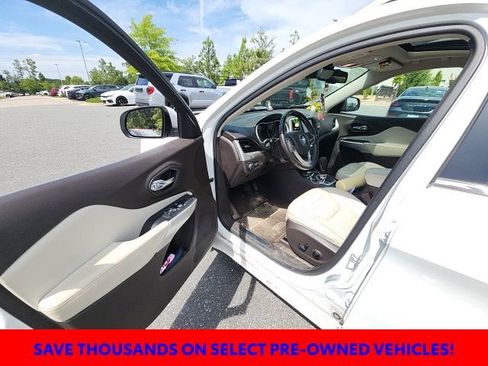Used 2017 Jeep Cherokee Overland w/ Technology Group FWD image 22