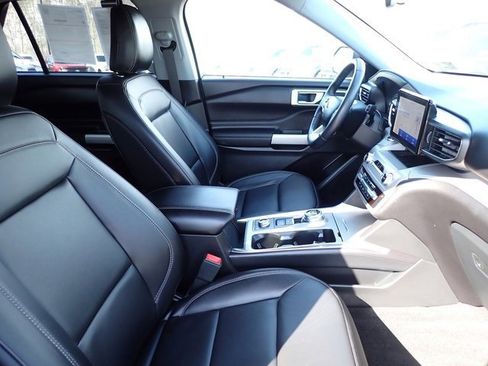 Used 2023 Ford Explorer XLT w/ Equipment Group 202A image 10