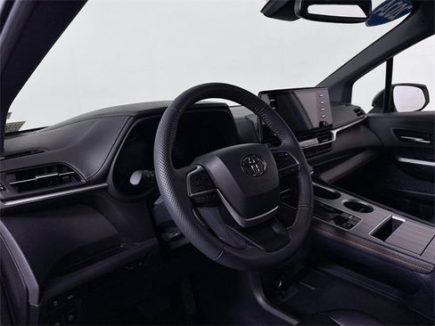Used 2024 Toyota Sienna XSE image 7