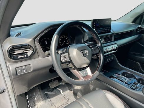 Used 2025 Honda Pilot TrailSport image 9