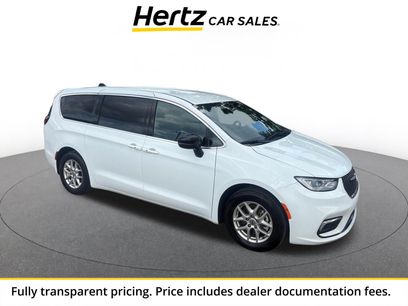 Used 2025 Chrysler Pacifica Select