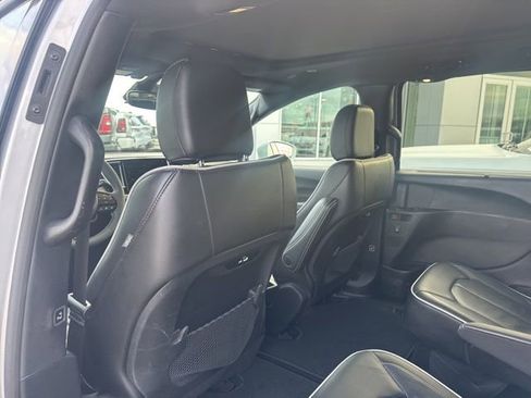 Used 2022 Chrysler Pacifica Limited w/ S Appearance Package image 7