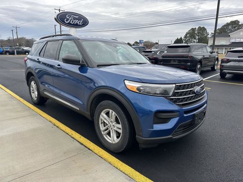 Used 2021 Ford Explorer XLT image 3