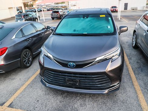 Used 2022 Toyota Sienna XLE FWD image 4