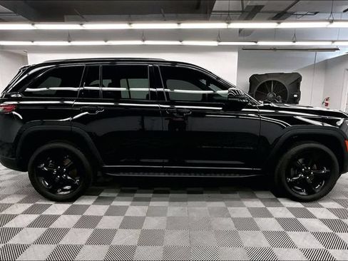 Used 2023 Jeep Grand Cherokee Altitude AWD/4WD image 15