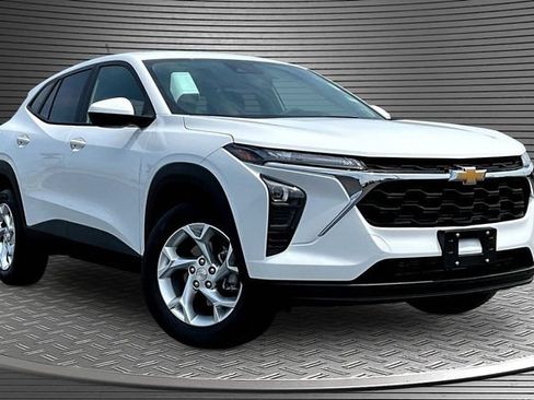 Used 2026 Chevrolet Trax LS w/ LS Convenience Package FWD image 3