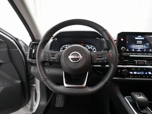 Certified 2024 Nissan Pathfinder SV image 4