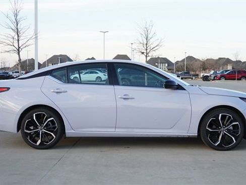 Used 2024 Nissan Altima 2.5 SR image 10