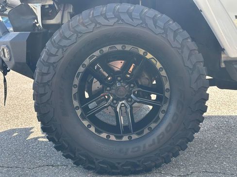 Used 2017 Jeep Wrangler Unlimited Sahara w/ Connectivity Group AWD/4WD image 23