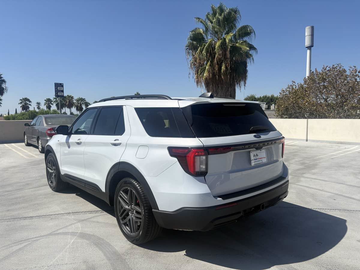 Used 2026 Ford Explorer ST-Line w/ ST-Line Street Pack RWD image 12