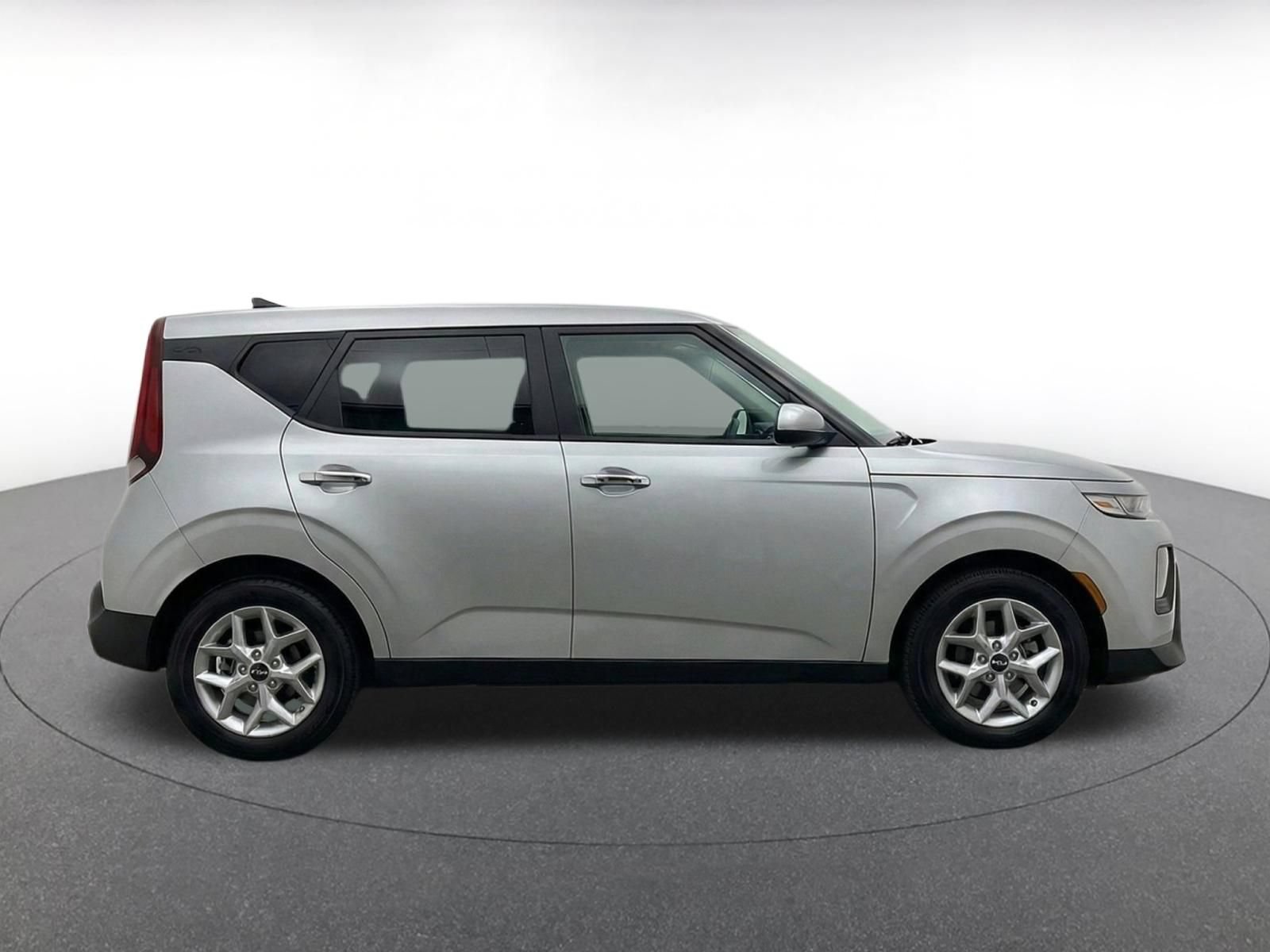 Used 2025 Kia Soul LX w/ LX Technology Package FWD image 9