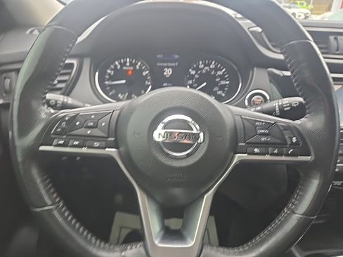 Used 2018 Nissan Rogue SV w/ Premium Package image 16