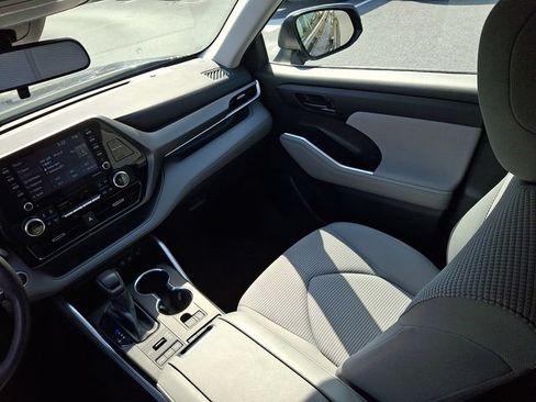 Used 2021 Toyota Highlander L AWD/4WD image 17