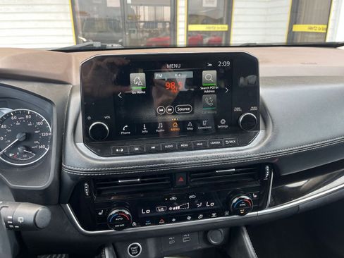 Used 2023 Nissan Rogue SL w/ SL Premium Package image 18