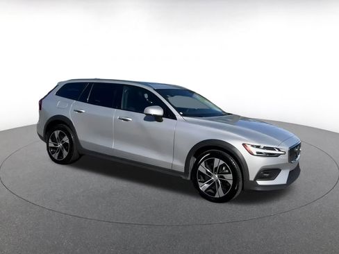 Used 2025 Volvo V60 B5 Cross Country Plus image 2