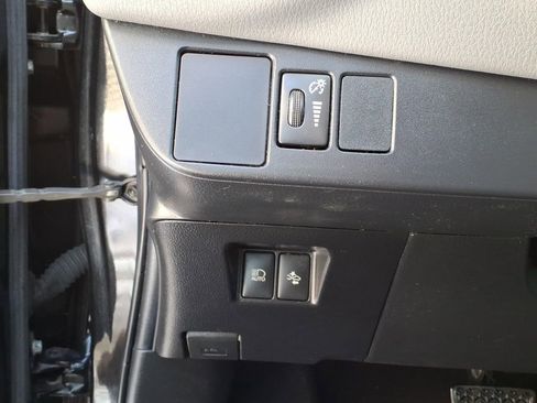 Used 2017 Toyota Yaris L image 16