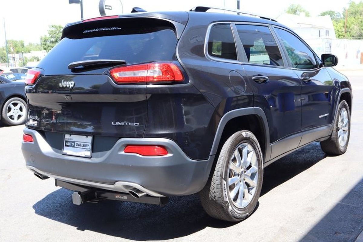 Used 2014 Jeep Cherokee Limited w/ Luxury Group AWD/4WD image 5