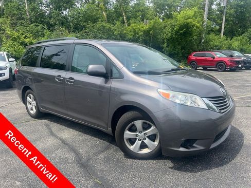 Used 2016 Toyota Sienna LE FWD image 1