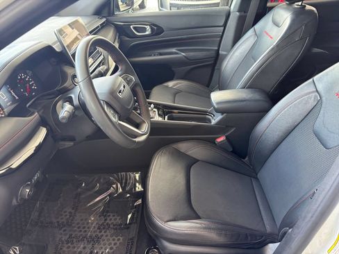 Used 2025 Jeep Compass Trailhawk AWD/4WD image 24