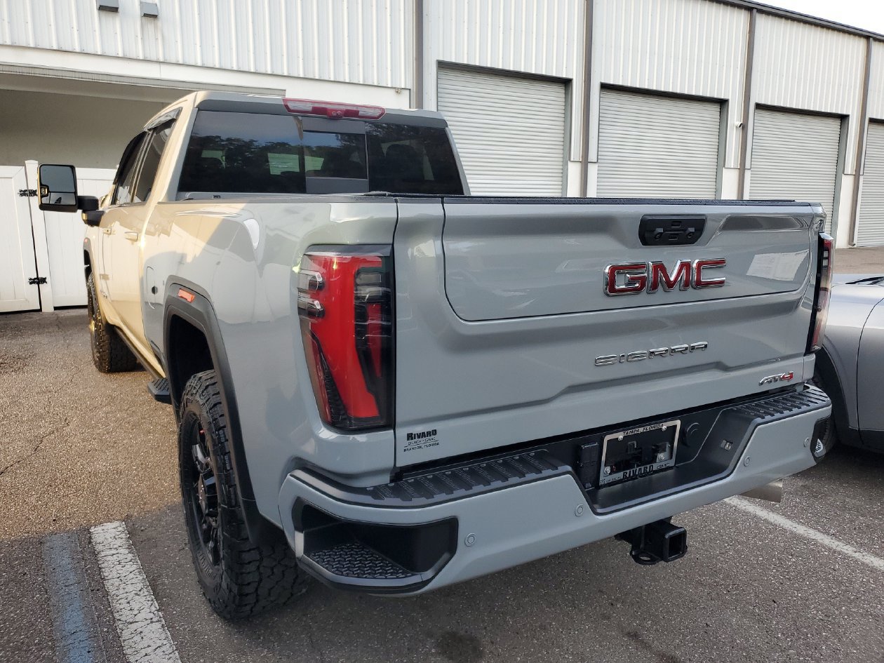 Used 2024 GMC Sierra 2500 AT4 w/ AT4 Premium Plus Package AWD/4WD image 3
