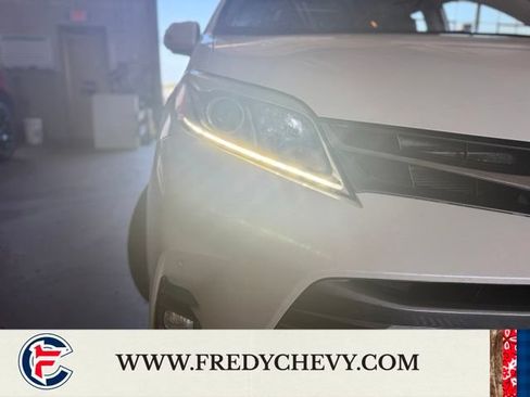 Used 2019 Toyota Sienna Limited Premium w/ Carpet Mat Package FWD image 23