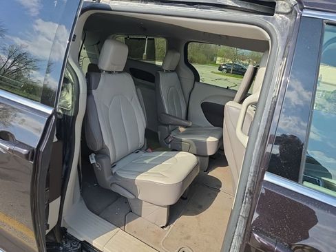 Used 2017 Chrysler Pacifica Touring-L Plus w/ Advanced Safetytec Group image 8