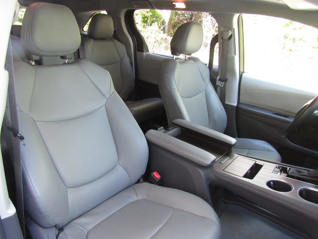Certified 2024 Toyota Sienna XLE FWD image 20