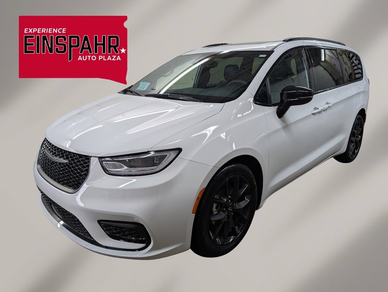 Used 2025 Chrysler Pacifica Limited FWD image 1