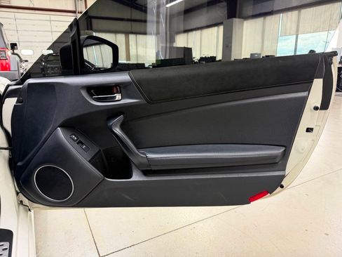 Used 2017 Toyota 86 RWD image 11