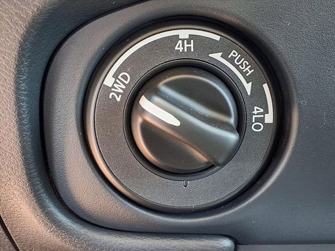 Used 2022 Nissan Frontier SV image 7