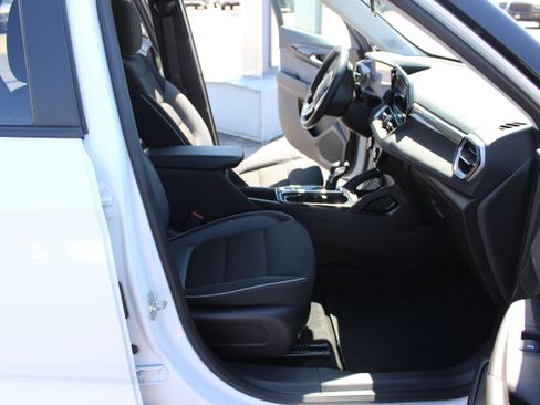 Used 2024 Chevrolet TrailBlazer LT w/ LT Cold Weather Package AWD/4WD image 15