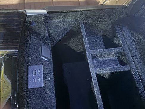 Used 2025 Cadillac Escalade Premium Luxury image 25