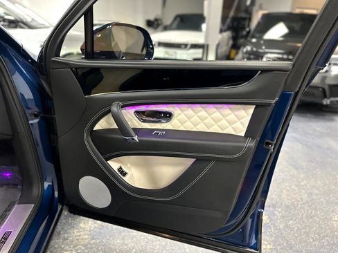 Used 2018 Bentley Bentayga image 34