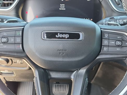 Used 2025 Jeep Grand Cherokee Altitude RWD image 21