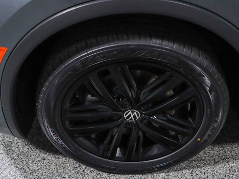 Used 2022 Volkswagen Tiguan SE R-Line image 11